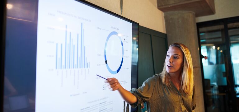 COLOUR-IMAGE_blonde-woman-presenting-charts_feb26