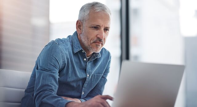 COLOUR-IMAGE_businessman_working_laptop_office_july26