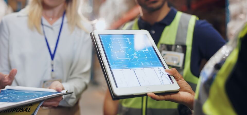 COLOUR-IMAGE_person-using-tablet-in-factory_apr26