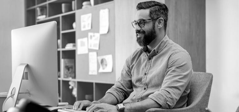 /bynder-asset/bynder:479CDE8E-A2E9-4DAD-949580FE8D7BFB4A/Landscape_MD/SINGLE-IMAGE_male-at-desk_aug25.png?1755492064000