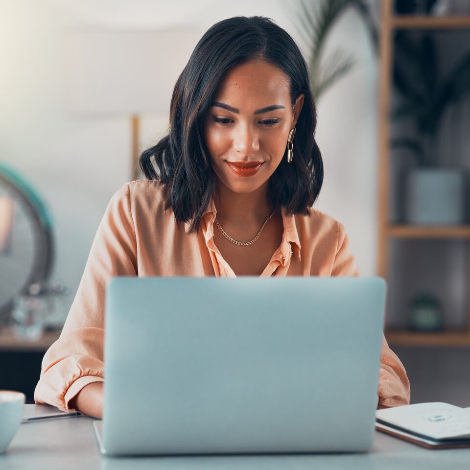 COLOUR-IMAGE_Woman-working-on-laptop_july26