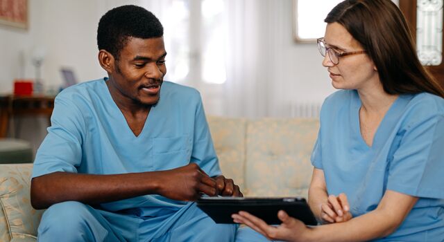 SINGLE-IMAGE_nurses-with-tablet_feb26