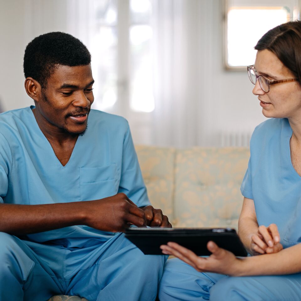 SINGLE-IMAGE_nurses-with-tablet_feb26