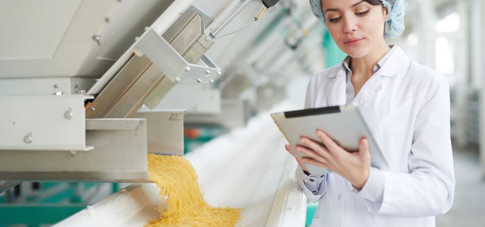 COLOUR-IMAGE_woman-with-hairnet-holding-clipboard_apr26