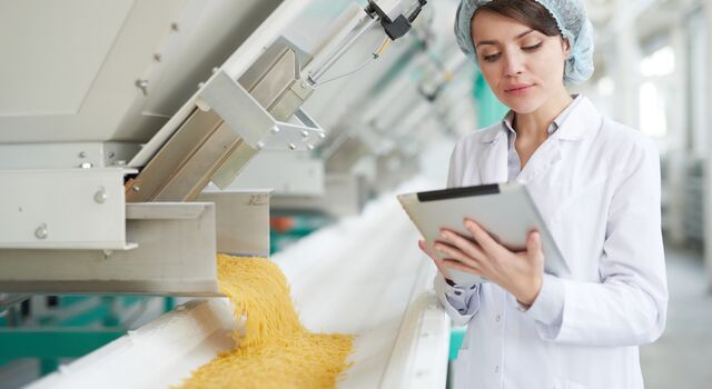 COLOUR-IMAGE_woman-with-hairnet-holding-clipboard_apr26