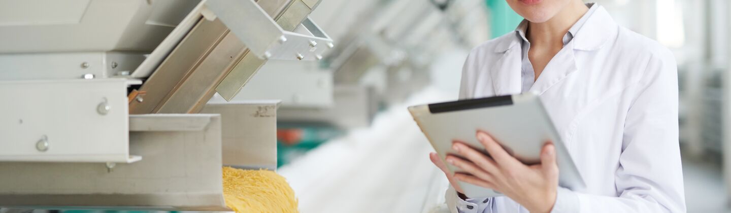 COLOUR-IMAGE_woman-with-hairnet-holding-clipboard_apr26