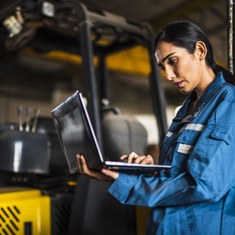 COLOUR-IMAGE_female-contraction-worker-laptop_feb26