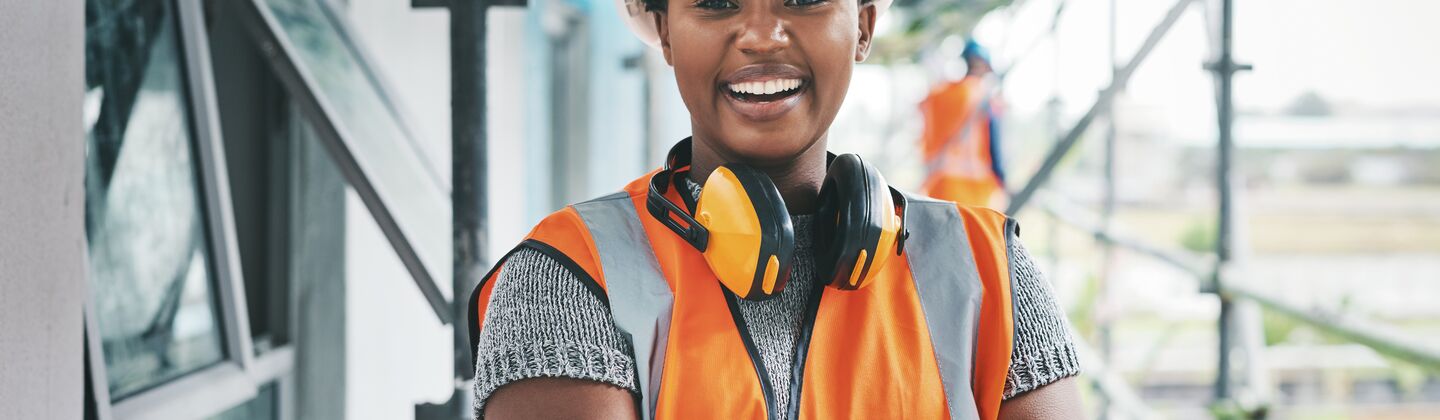 COLOUR-IMAGE_woman-construction-smiling_JUL26