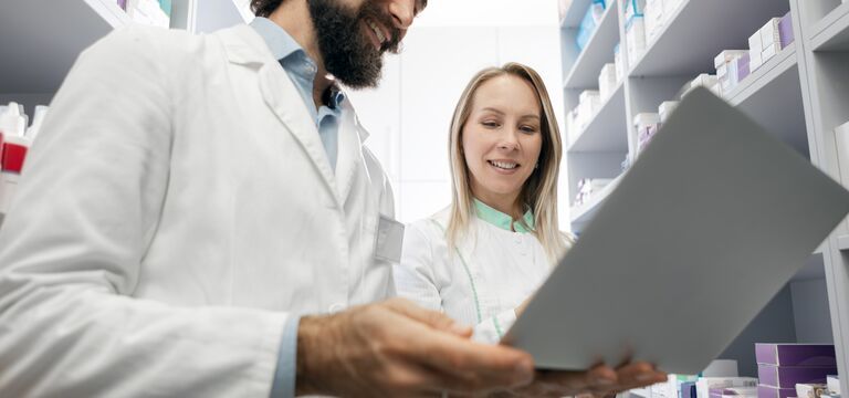 /bynder-asset/bynder:4DACB0DC-F309-4DA3-9C06FDFD0BC14CC9/Landscape_MD/COLOUR-IMAGE_pharmacists_working_together_June26.jpg?1781694479000