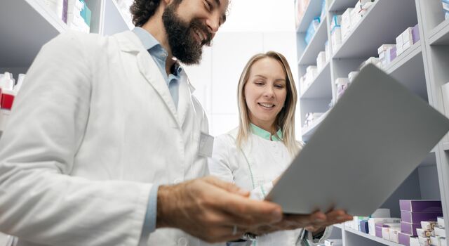 COLOUR-IMAGE_pharmacists_working_together_June26
