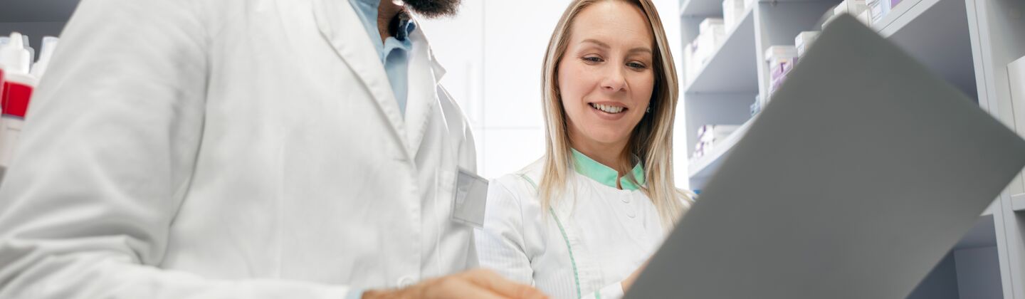 COLOUR-IMAGE_pharmacists_working_together_June26