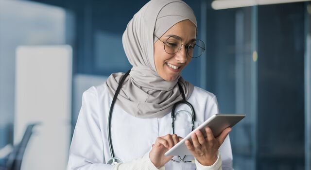 COLOUR-IMAGE_healthcare-nurse-headscarf-tablet_feb26