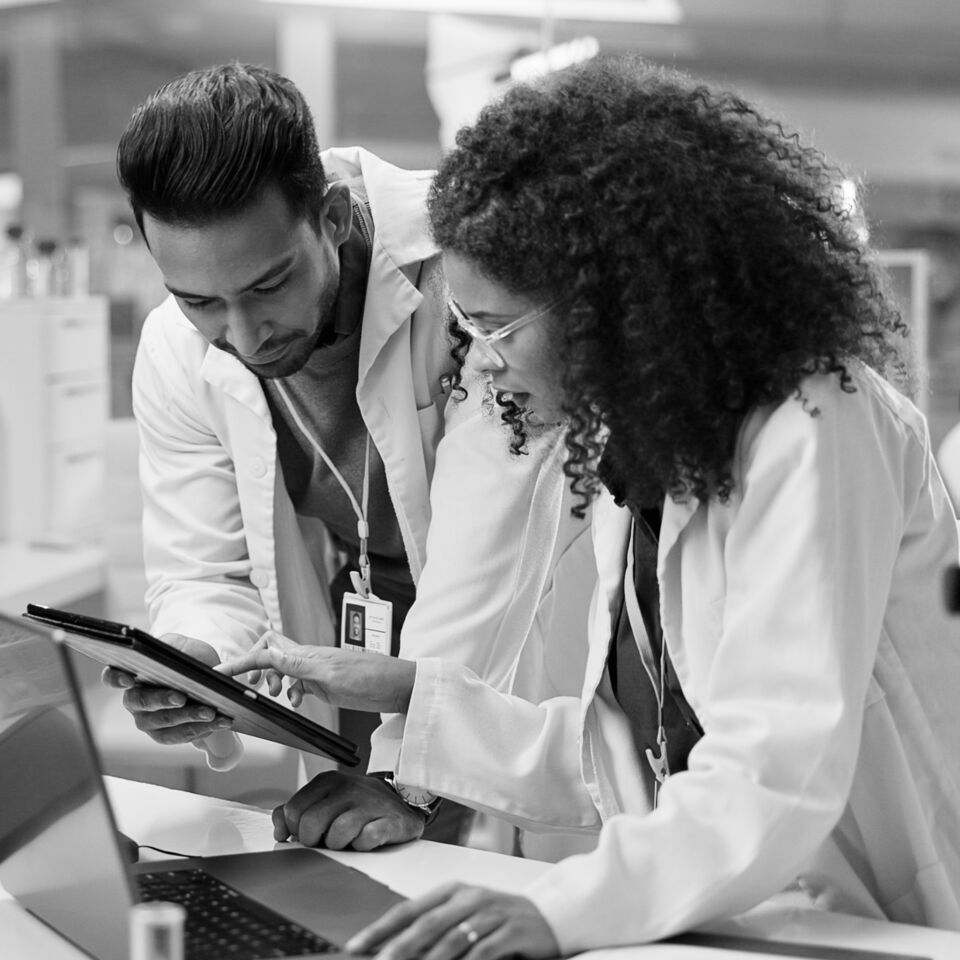 SINGLE-IMAGE_scientist-with-tablet-in-laboratory-for-communication_mar25