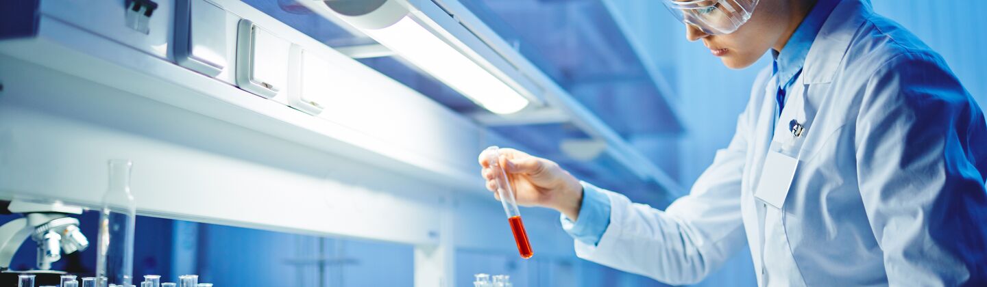 COLOUR-IMAGE_life-science-research-testing-substances_feb26