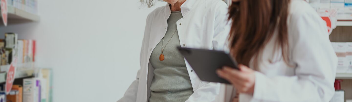COLOUR-IMAGE_pharmacist_training_colleague_June26
