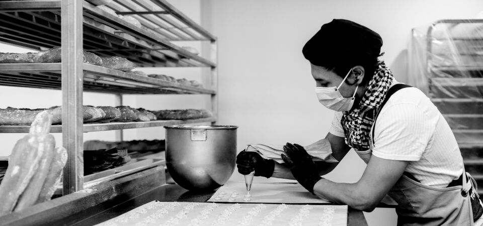 /bynder-asset/bynder:5963AB1B-1F3A-4C47-A0D897A8592DCF19/Landscape_LG/SINGLE-IMAGE_woman-creating-icing-decorations_nov23.png?1749636591000