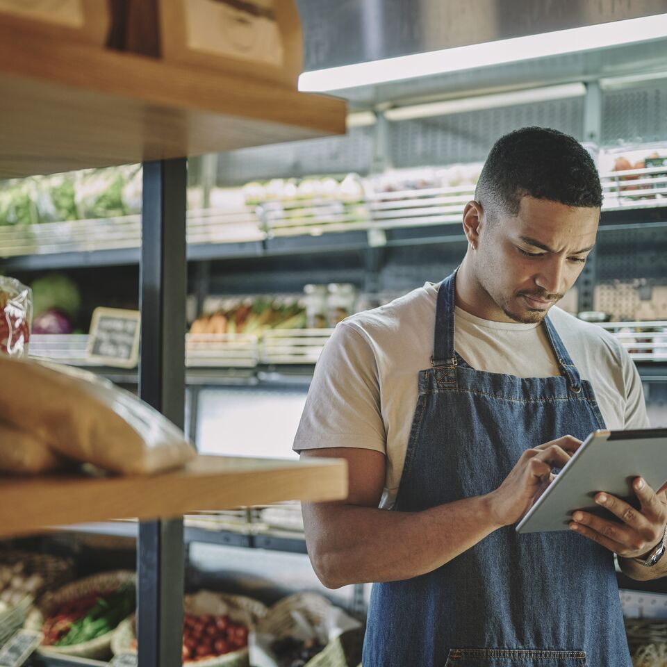 COLOUR-IMAGE_supermarket-worker-tablet_June26