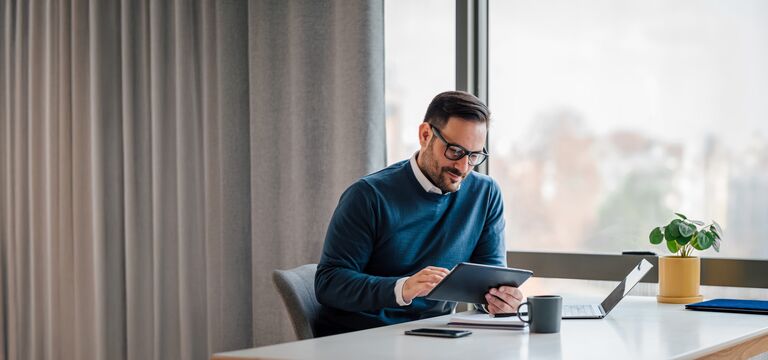/bynder-asset/bynder:5BBAD86F-91DD-4887-8994E308F3E6C451/Landscape_MD/COLOUR-IMAGE_man-on-ipad-smiling_feb26.jpg?1773752959000