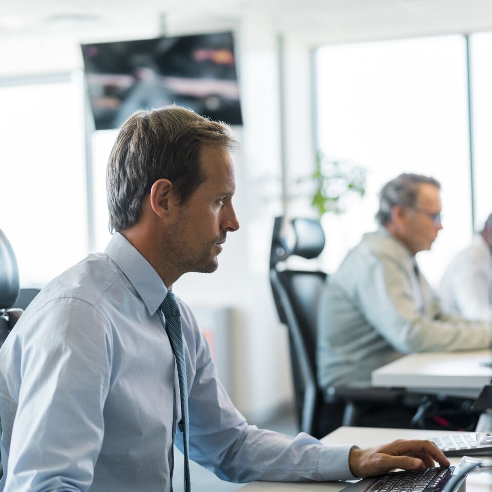 COLOUR-IMAGE_man-working-on-desktop_jul26