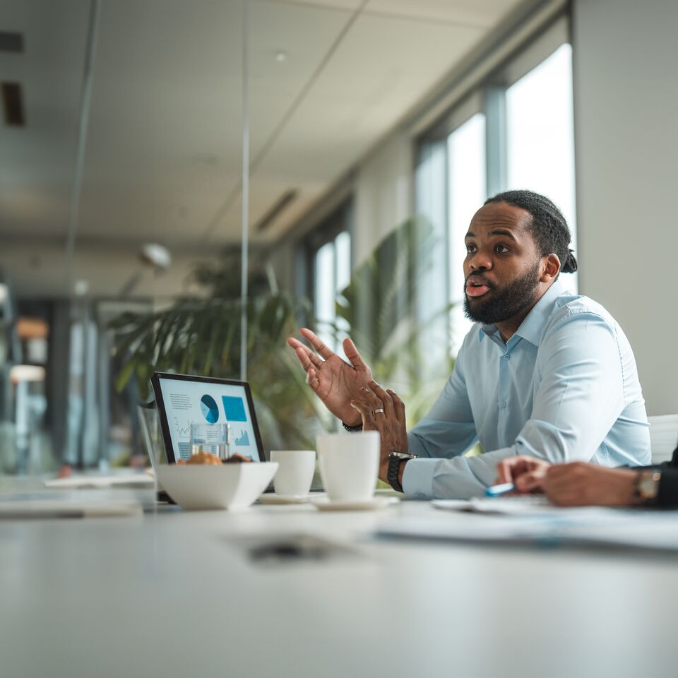 COLOUR-IMAGE_two-people-meeting_feb26
