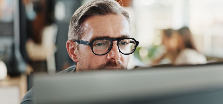 /bynder-asset/bynder:62213C97-B0CE-4303-B5AC7D68243EFAAA/Landscape_MD/COLOUR-IMAGE_man-glasses-screen_feb26.jpg?1773752965000