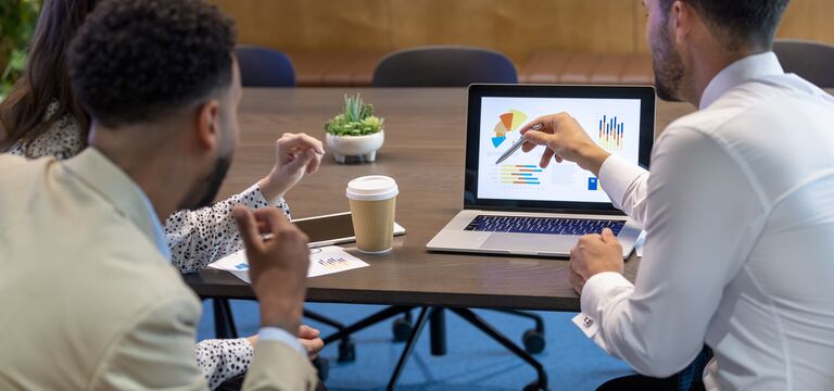 /bynder-asset/bynder:623EB062-28BD-423E-AF1ECADCA8C06492/Landscape_MD/COLOUR-IMAGE_group-presenting-laptop_feb26.jpg?1773752965000