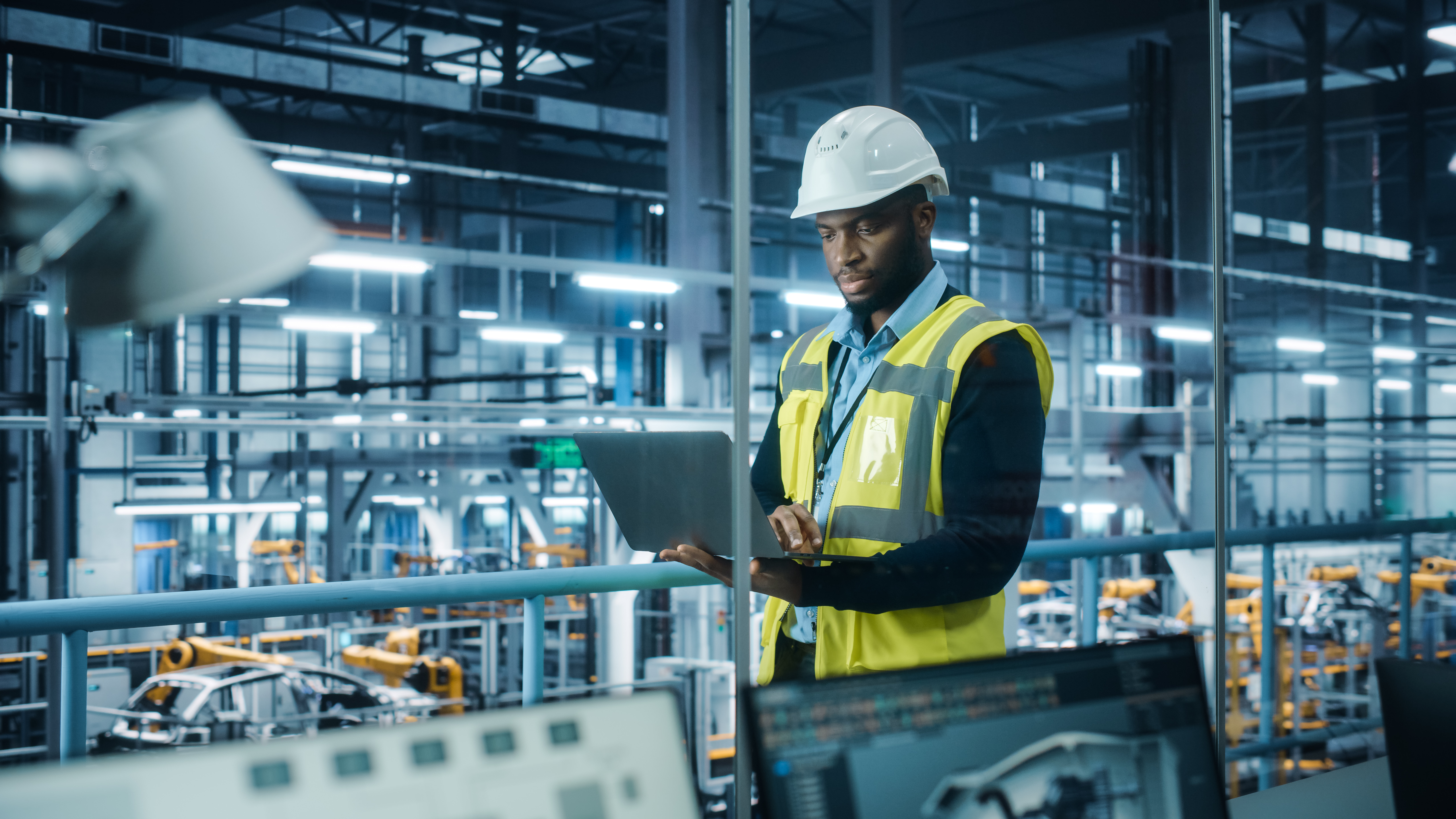 COLOUR-IMAGE_automotive-male-worker-in-automotive-factory_feb26