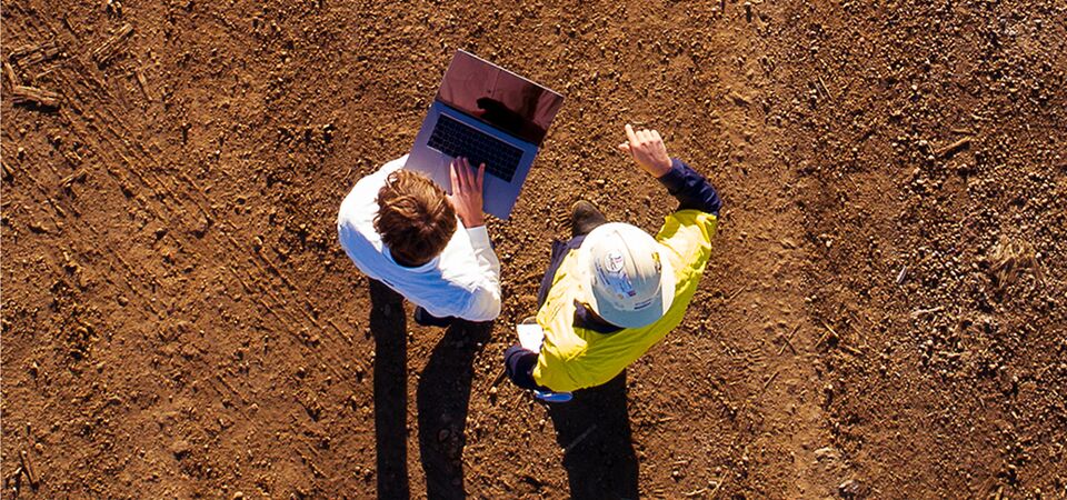 COLOUR-IMAGE_aerial-workers-laptop-dirt_JUL26