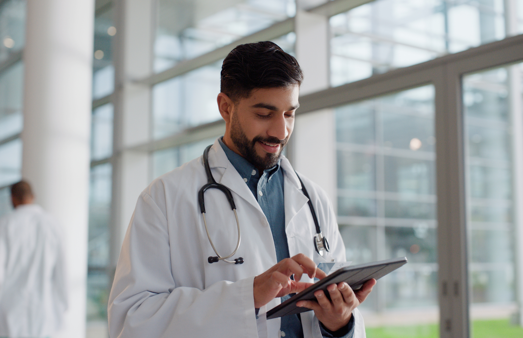 COLOUR-IMAGE_middle-eastern-male-doctor-ipad