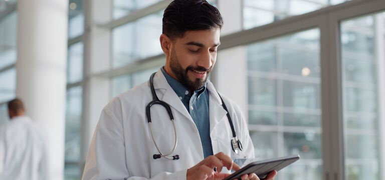 /bynder-asset/bynder:64138D02-F43C-4913-8C3BBC9123CCE0FE/Landscape_MD/COLOUR-IMAGE_middle-eastern-male-doctor-ipad.jpg?1787920251000