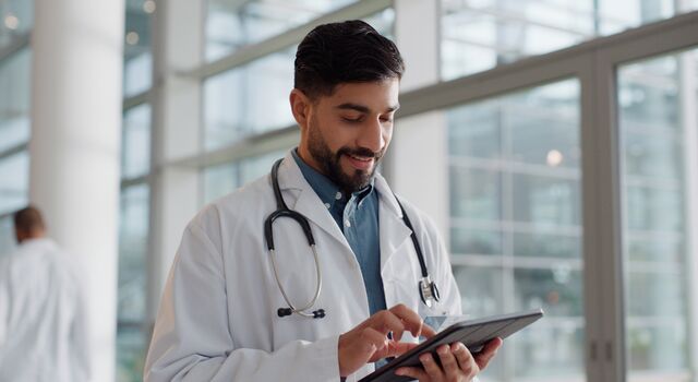 COLOUR-IMAGE_middle-eastern-male-doctor-ipad