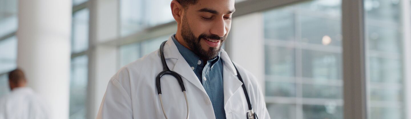 COLOUR-IMAGE_middle-eastern-male-doctor-ipad