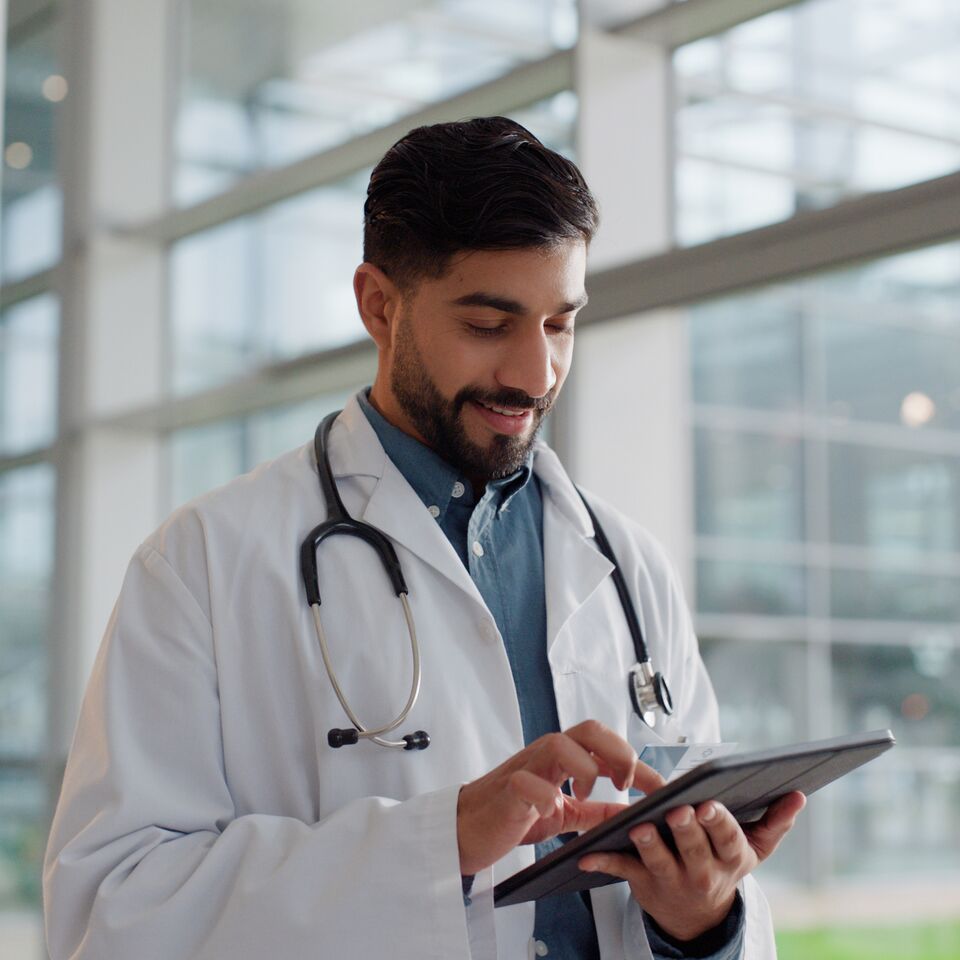 COLOUR-IMAGE_middle-eastern-male-doctor-ipad