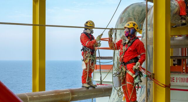 COLOUR-IMAGE_hazardous-area-workers-on-off-shore-oil-rig_oct26