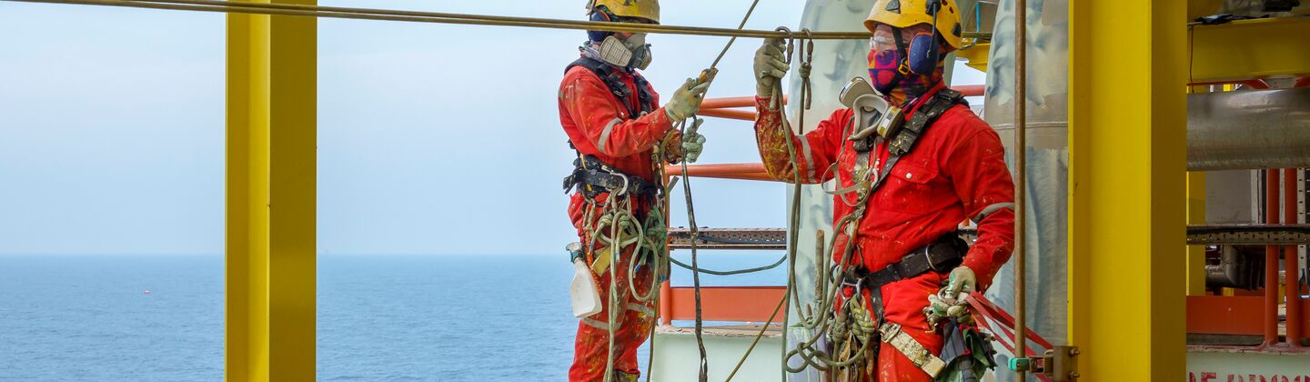 COLOUR-IMAGE_hazardous-area-workers-on-off-shore-oil-rig_oct26