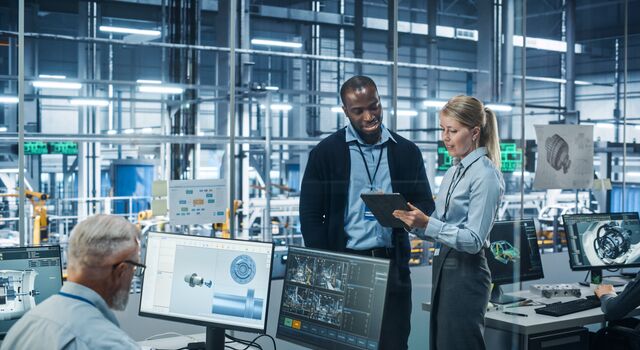 COLOUR-IMAGE_automotive-workers-in-automotive-factory-using-tablet_feb26