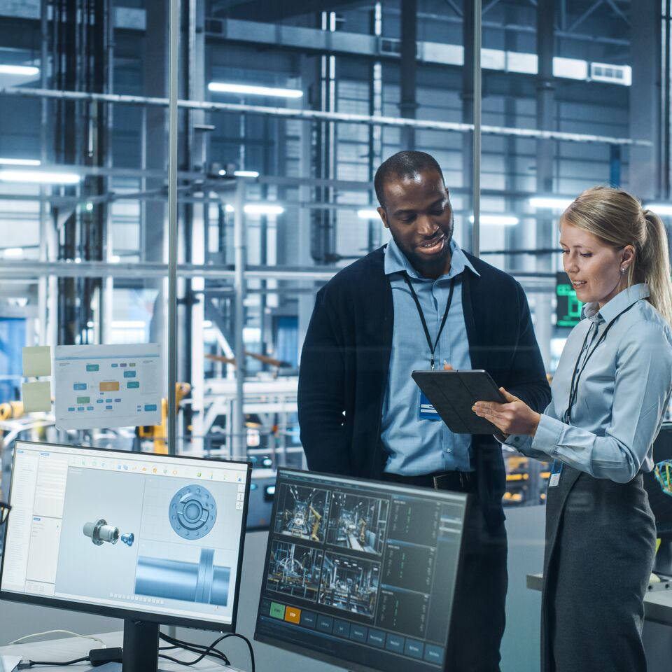 COLOUR-IMAGE_automotive-workers-in-automotive-factory-using-tablet_feb26