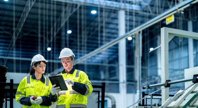 COLOUR-IMAGE_automotive-male-and-female-workers-using-tablet-in-automotive-factory_feb26