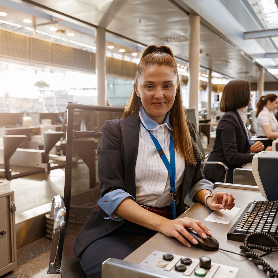 COLOUR-IMAGE_aviation-airport-checkin-attendant_feb26