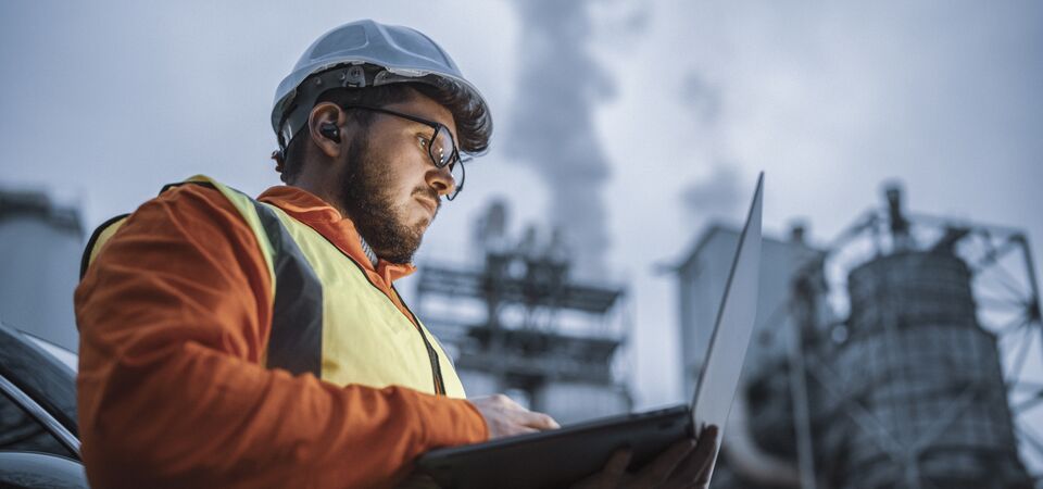 COLOUR-IMAGE_power-plant-audit-worker_feb26
