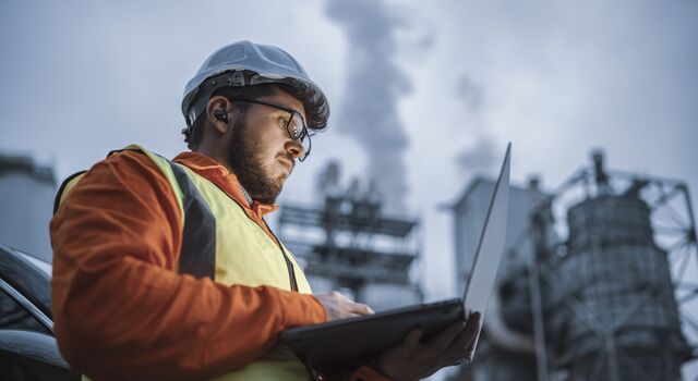 COLOUR-IMAGE_power-plant-audit-worker_feb26