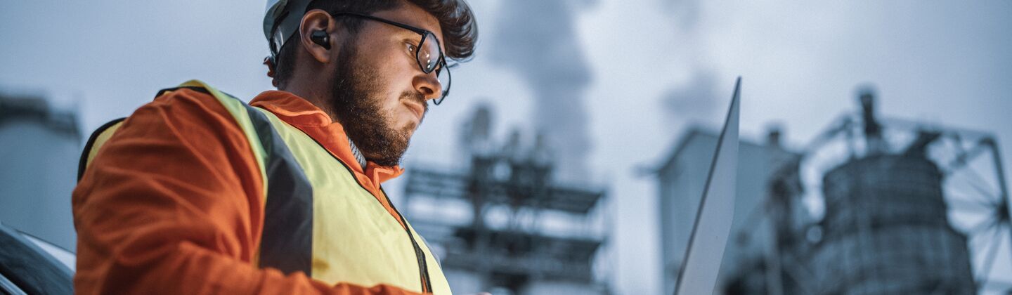 COLOUR-IMAGE_power-plant-audit-worker_feb26