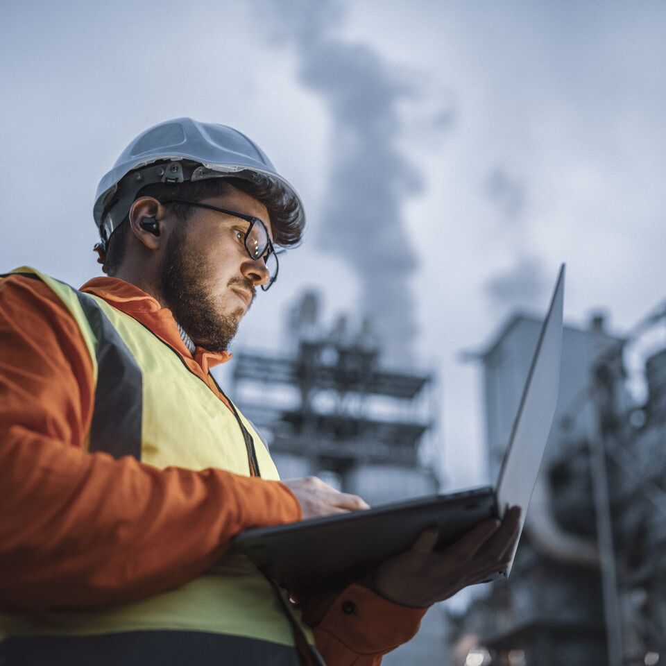 COLOUR-IMAGE_power-plant-audit-worker_feb26