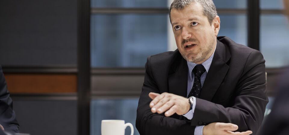 COLOUR-IMAGE_man-talking-in-meeting_feb26