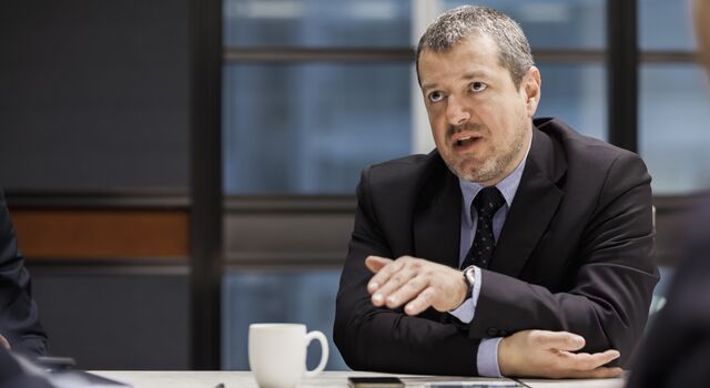 COLOUR-IMAGE_man-talking-in-meeting_feb26