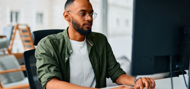 /bynder-asset/bynder:6F6034B0-55AC-4CD4-BCA571D38E136318/Landscape_MD/COLOUR-IMAGE_man-with-glasses-working-on-single-screen_jul26.jpg?1782917094000