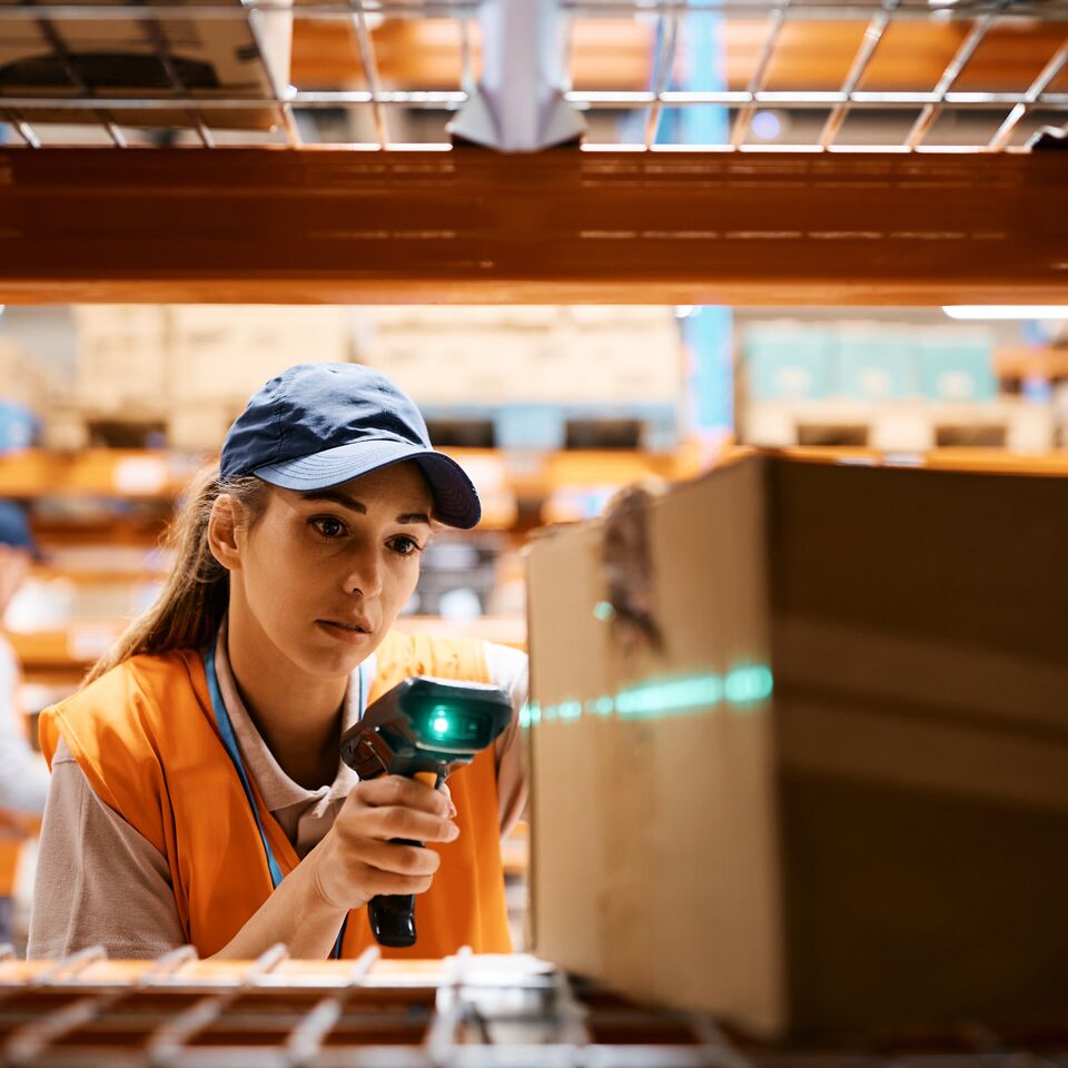 COLOUR-IMAGE_warehouse-worker-scanning_feb26