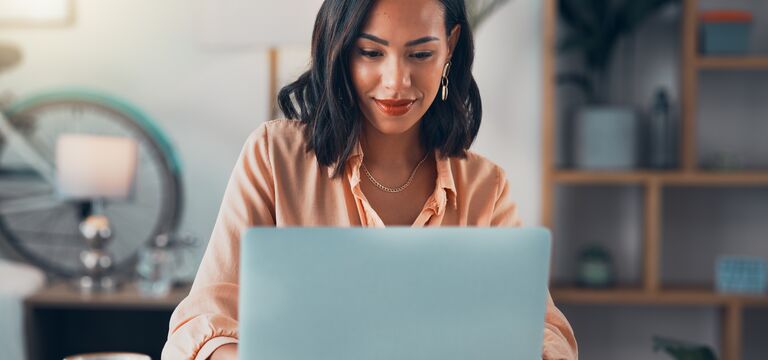 COLOUR-IMAGE_woman-laptop-device-working-home-office_mar26