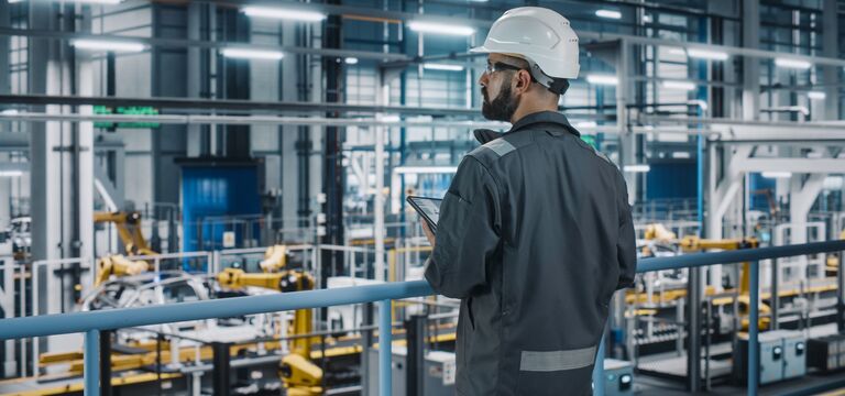 /bynder-asset/bynder:7352B231-9491-4BDB-86B284531C3FB5DC/Landscape_MD/COLOUR-IMAGE_automotive-worker-looking-over-automated-robotic-car-factory-floor-holding-tablet_sep26.jpg?1789129814000