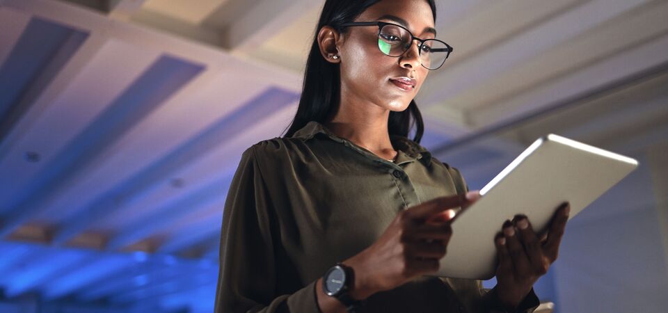 COLOUR-IMAGE_dark-haired-woman-wearing-glasses-with-tablet-in-hand_apr26